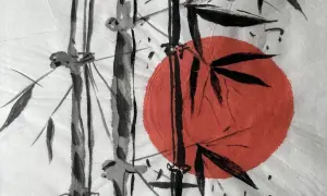 Peinture style japonais : tiges de bambou noires et grises sur fond blanc, avec un soleil rougeoyant.