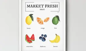 Une oeuvre d'art nourriture colorée présente des fruits peints à l'aquarelle : citrons, oranges, limes, pastèques, myrtilles et bananes.