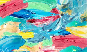 Une oeuvre d'art avec des mots peints en larges coups de pinceau vibrants : rose, bleu, vert, jaune et crème.