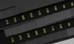 Échantillons de papier de différentes épaisseurs, étiquetés de 90 à 300 g/m².