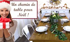 Une femme souriante en bonnet de Noël tient un cadeau. Une table dressée pour Noël avec un chemin de table fait maison.