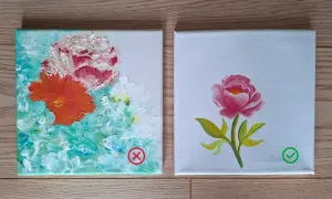 Deux peintures acryliques de fleurs. L'une est un bouquet abstrait avec un X rouge, l'autre une pivoine rose avec une coche verte.