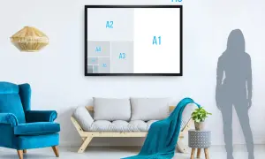 Un salon moderne avec un fauteuil bleu vif, un canapé en bois et un plaid turquoise. Un cadre mural illustre les tailles de papier, montrant que A5 est plus petit que A4.