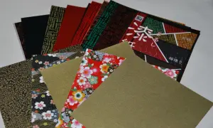 Un éventail de papiers aux motifs variés, parfaits pour l'art de l'origami. Des fleurs de cerisier, des motifs dorés et des couleurs vives. Quel papier pour origami choisir ?