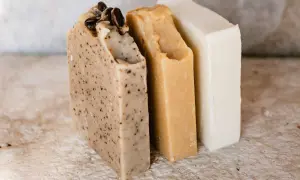 Trois savons artisanaux, dont un au café, parfaits pour faire du savon facile.