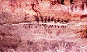 Traces de mains et figures humaines stylisées sur la paroi de la grotte de Lascaux, témoins d'une ancienne présence.