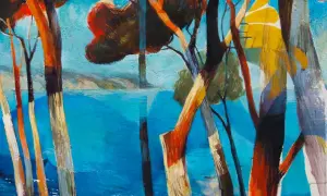 Silhouette d'arbres aux troncs colorés devant une mer bleue vibrante. Un dessin stylisé, presque un parasol abstrait, se dessine dans le ciel.