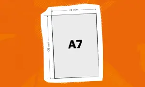 Carte au format A7, mesurant 74 x 105 mm, sur un fond orange graphique.