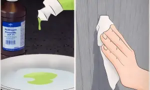 Application d'eau oxygénée sur un tissu pour nettoyer du papier jauni.