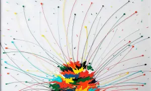Une oeuvre d'art joie éclatante, où des fils de peinture colorée jaillissent d'un centre vibrant sur fond blanc, évoquant une explosion de bonheur.