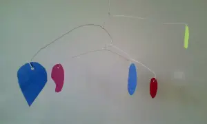 Mobile aux formes colorées, inspiré par Calder, parfait pour une chambre de maternelle.