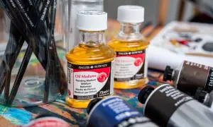Bouteilles de médium à l'huile Daler Rowney, idéales pour modifier la consistance et le rendu de vos peintures.
