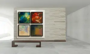 Quatre tableaux de différents types de peinture, disposés en carré, dans une galerie d'art moderne.
