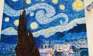 Peinture inspirée de la van gogh technique de peinture, avec un ciel étoilé tourbillonnant, un cyprès sombre et un village.
