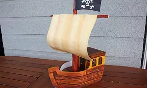 Maquette de bateau pirate en carton, prêt pour l'abordage.