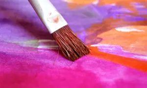 Un pinceau éventail en action, créant des touches de couleur vibrantes sur une œuvre d'art abstraite. Son utilisation est parfaite pour des dégradés doux.