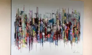 Peinture abstraite d'une ville aux couleurs vives, évoquant l'énergie d'un artiste contemporain.
