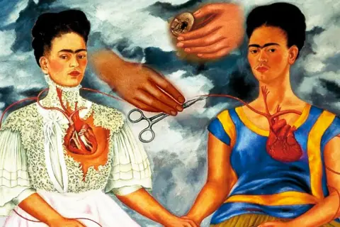 La peintre femme contemporaine Frida Kahlo, dans "Les Deux Frida", montre deux cœurs reliés par une artère. L'une est blessée, l'autre est intacte.