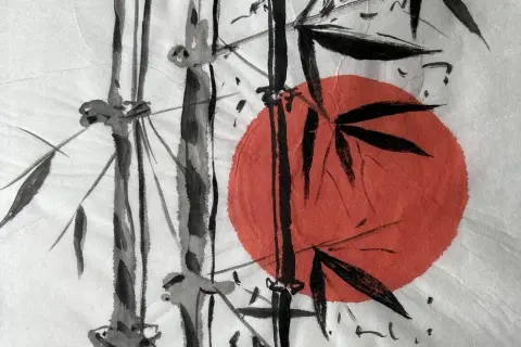 Peinture style japonais : tiges de bambou noires et grises sur fond blanc, avec un soleil rougeoyant.