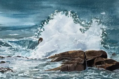 Aquarelle mer et rochers : une vague puissante se brise sur des rochers bruns, projetant des éclaboussures d'écume blanche dans un ciel bleu sombre.