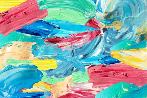 Une oeuvre d'art avec des mots peints en larges coups de pinceau vibrants : rose, bleu, vert, jaune et crème.