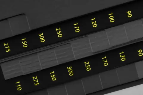 Échantillons de papier de différentes épaisseurs, étiquetés de 90 à 300 g/m².
