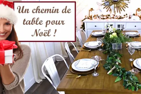 Une femme souriante en bonnet de Noël tient un cadeau. Une table dressée pour Noël avec un chemin de table fait maison.