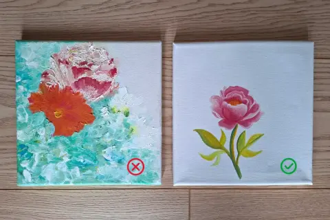 Deux peintures acryliques de fleurs. L'une est un bouquet abstrait avec un X rouge, l'autre une pivoine rose avec une coche verte.
