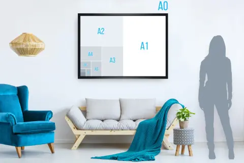 Un salon moderne avec un fauteuil bleu vif, un canapé en bois et un plaid turquoise. Un cadre mural illustre les tailles de papier, montrant que A5 est plus petit que A4.