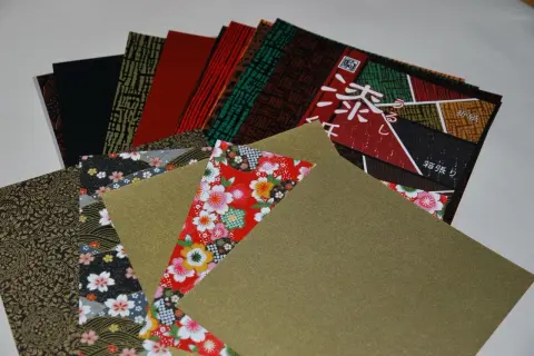 Un éventail de papiers aux motifs variés, parfaits pour l'art de l'origami. Des fleurs de cerisier, des motifs dorés et des couleurs vives. Quel papier pour origami choisir ?