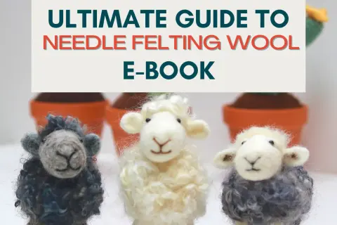 Trois adorables moutons en feutrage à l'aiguille, un guide pour apprendre cette technique.