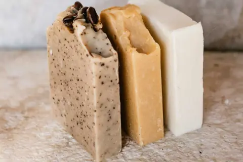 Trois savons artisanaux, dont un au café, parfaits pour faire du savon facile.