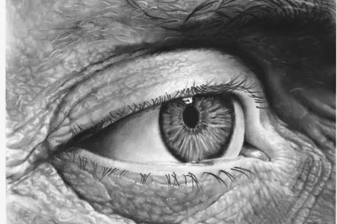 Un œil âgé, rendu avec un réalisme saisissant sur un dessin sur feuille noir facile. Les rides profondes racontent une histoire.