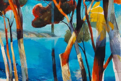 Silhouette d'arbres aux troncs colorés devant une mer bleue vibrante. Un dessin stylisé, presque un parasol abstrait, se dessine dans le ciel.