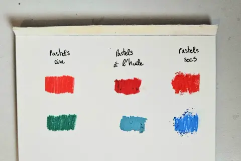 Comparaison de pastels : cire, à l'huile et secs. Quel papier pour pastel à l'huile ? Tests de couleurs sur papier blanc.