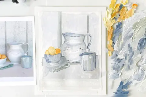 Peinture d'une nature morte facile : cruches et fruits dans des tons doux, avec des touches de jaune vif.