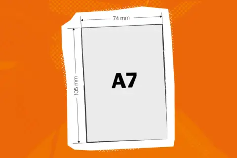 Carte au format A7, mesurant 74 x 105 mm, sur un fond orange graphique.