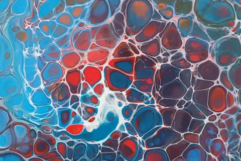 Tableau abstrait aux couleurs vives, bleu, rouge, orange, blanc. Cellules formées par la technique de comment faire de la peinture acrylique fluide.