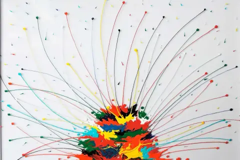 Une oeuvre d'art joie éclatante, où des fils de peinture colorée jaillissent d'un centre vibrant sur fond blanc, évoquant une explosion de bonheur.