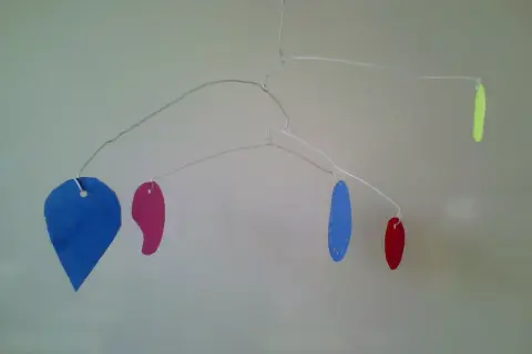 Mobile aux formes colorées, inspiré par Calder, parfait pour une chambre de maternelle.