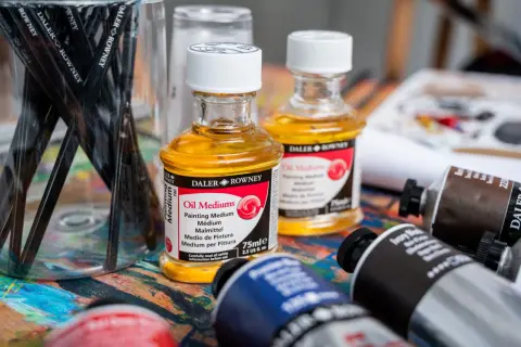 Bouteilles de médium à l'huile Daler Rowney, idéales pour modifier la consistance et le rendu de vos peintures.