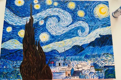 Peinture inspirée de la van gogh technique de peinture, avec un ciel étoilé tourbillonnant, un cyprès sombre et un village.
