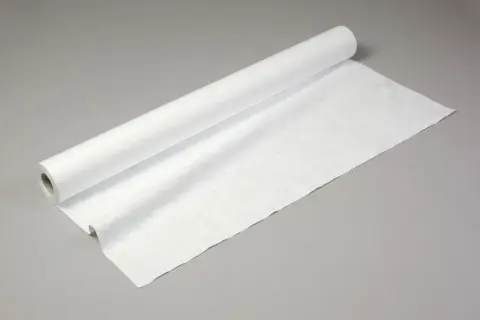 Rouleau de papier blanc sans acide, prêt à protéger vos œuvres d'art les plus précieuses.