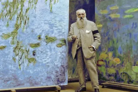 Claude Monet, entouré de ses nymphéas, incarne l'essence de ses influences impressionnistes.