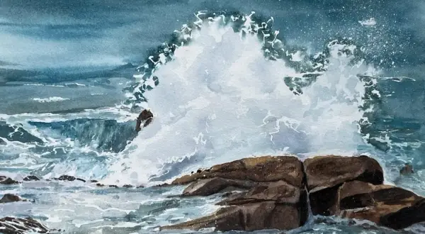 Aquarelle mer et rochers : une vague puissante se brise sur des rochers bruns, projetant des éclaboussures d'écume blanche dans un ciel bleu sombre.
