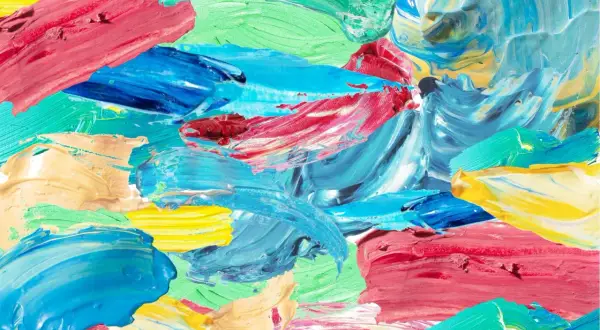 Une oeuvre d'art avec des mots peints en larges coups de pinceau vibrants : rose, bleu, vert, jaune et crème.