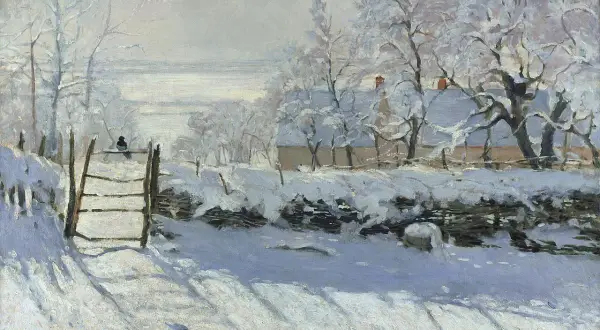 Monet paysage de neige : un petit oiseau noir sur une barrière enneigée, une maison et des arbres couverts de givre.