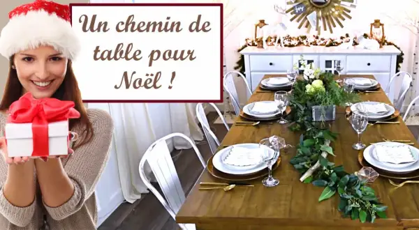 Une femme souriante en bonnet de Noël tient un cadeau. Une table dressée pour Noël avec un chemin de table fait maison.