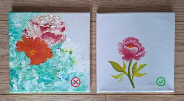 Deux peintures acryliques de fleurs. L'une est un bouquet abstrait avec un X rouge, l'autre une pivoine rose avec une coche verte.