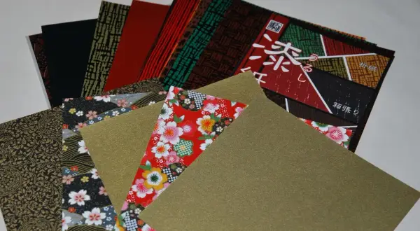 Un éventail de papiers aux motifs variés, parfaits pour l'art de l'origami. Des fleurs de cerisier, des motifs dorés et des couleurs vives. Quel papier pour origami choisir ?